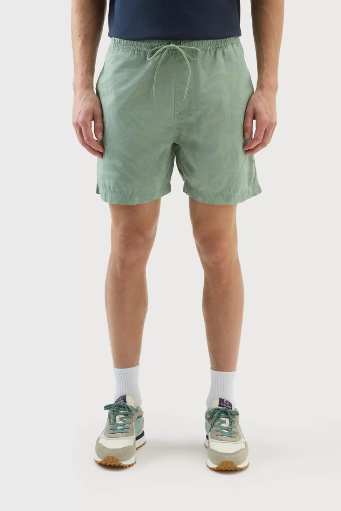 Woolrich Garment-dyed Short Van Zuiver Katoen Met Tropische Print Sage Flower Best