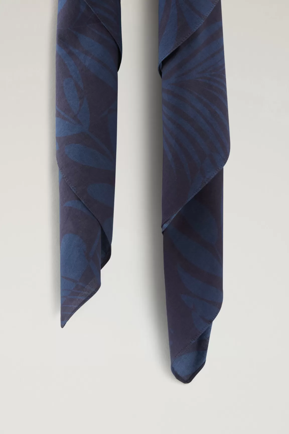 Woolrich Garment-dyed Zuiver Katoenen Bandana Met Print Maritime Blue Flower Store