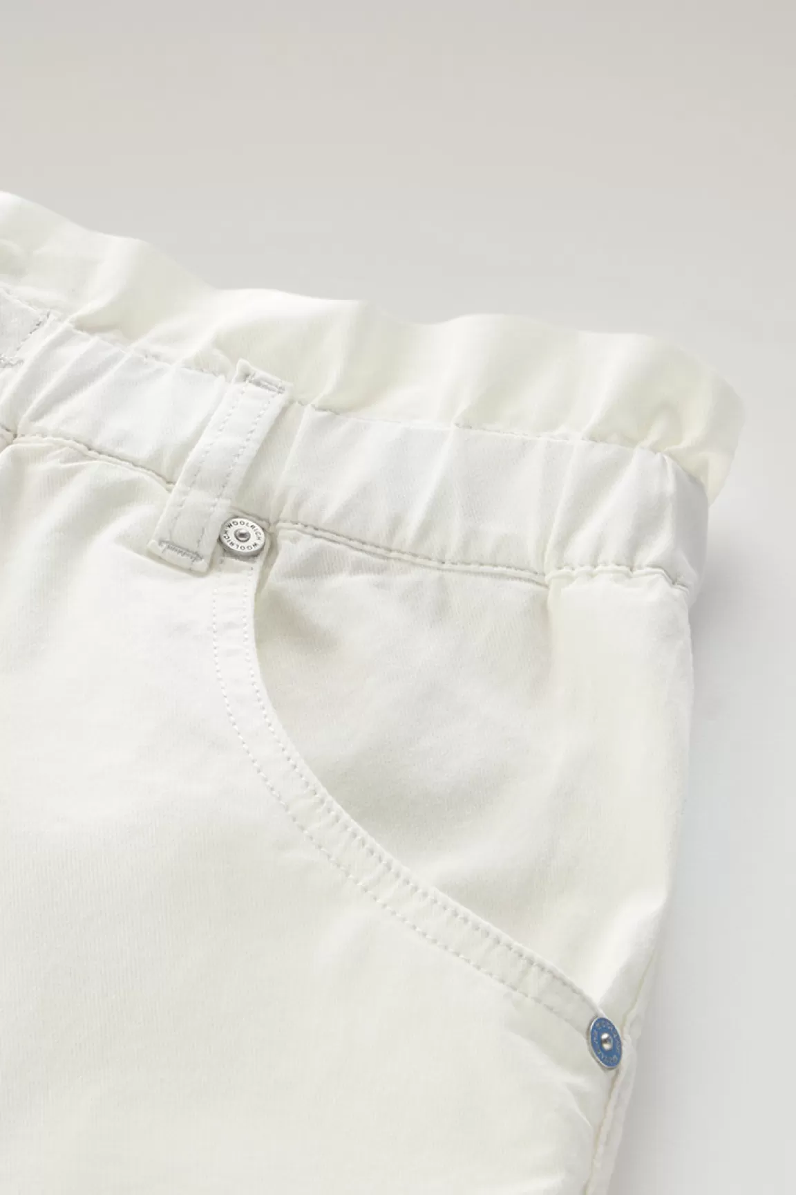 Woolrich Korte Broek Met Hoge Taille Van Elastische Katoenen Keperstof Plaster White Store