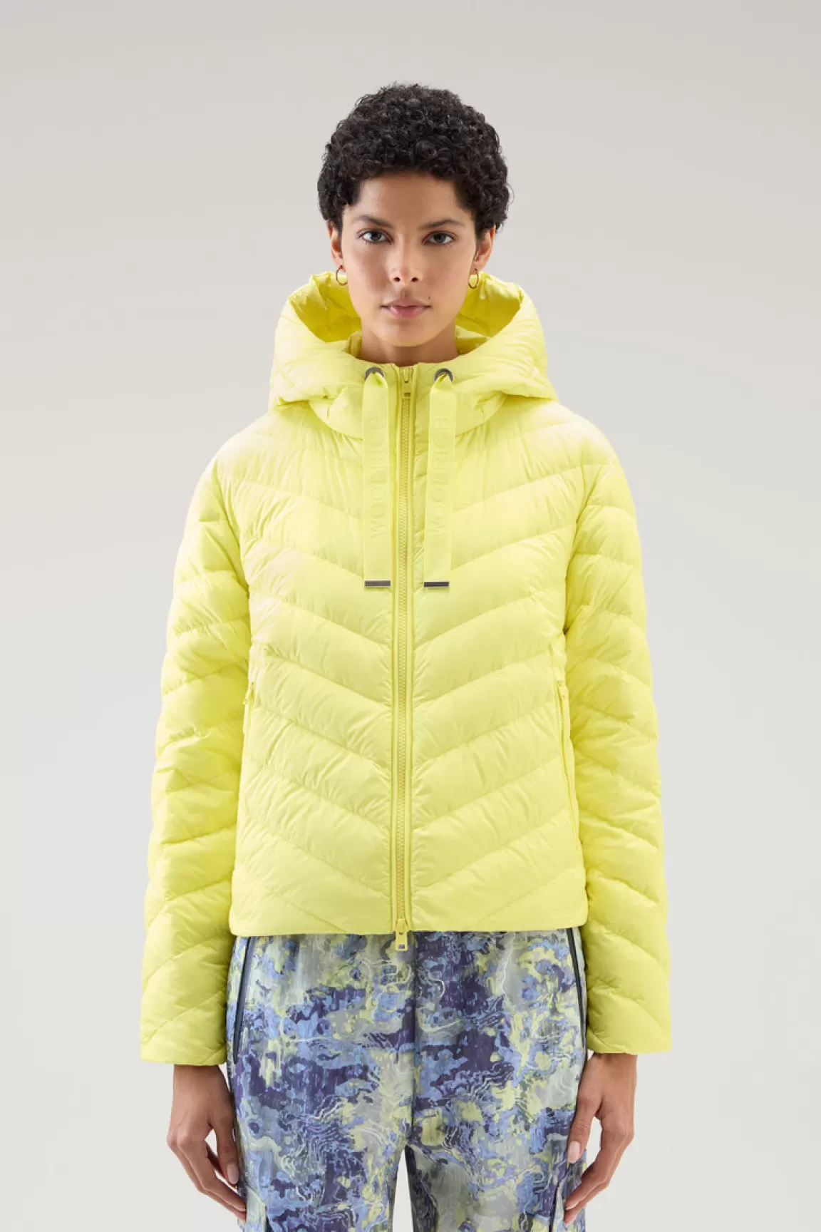 Woolrich Microvezel Jack Met Chevron Wattering En Capuchon Sunny Lemon Outlet