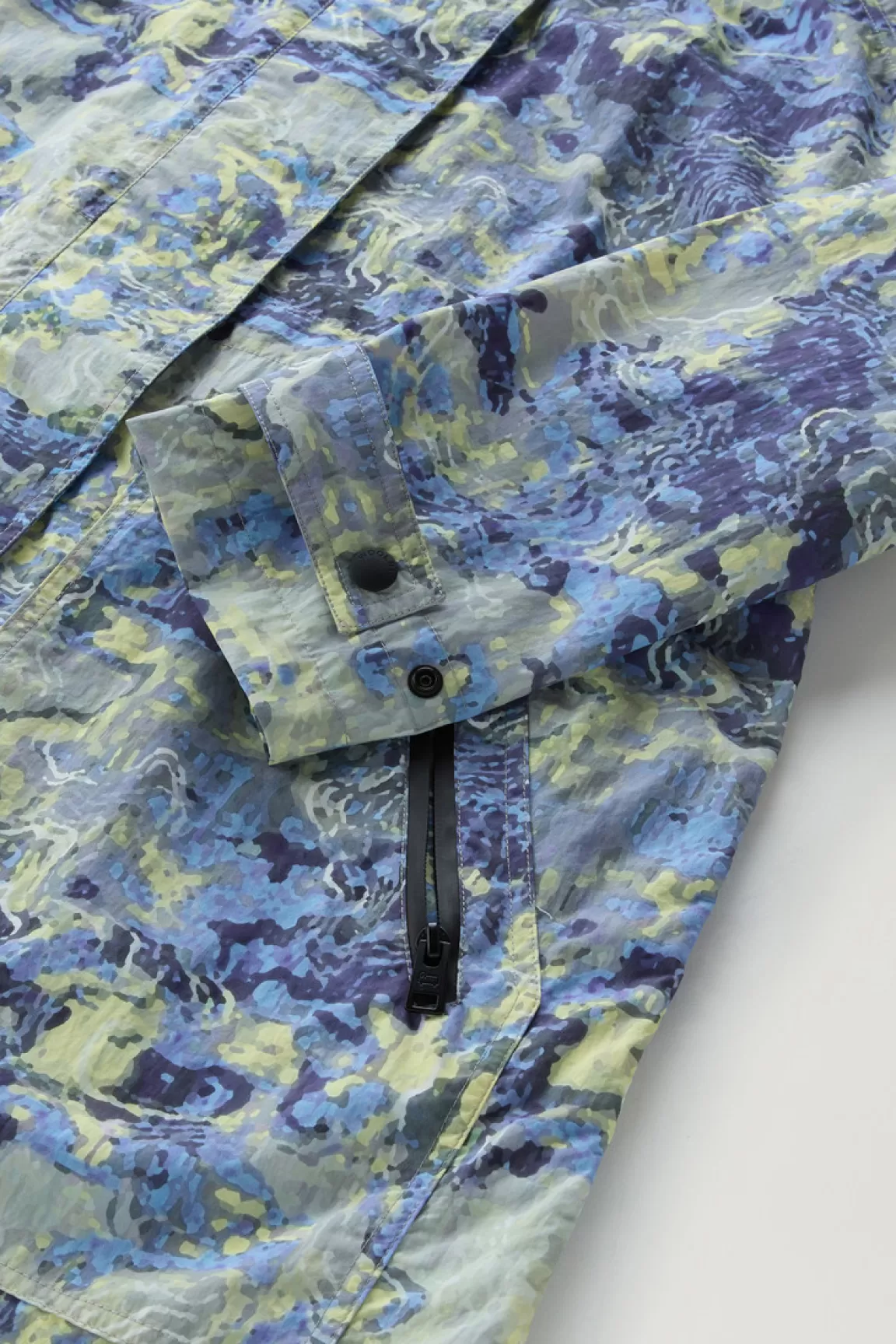 Woolrich Parka Met Capuchon Van Bedrukte CORDURA Stof Blue Camo Trail Map Store