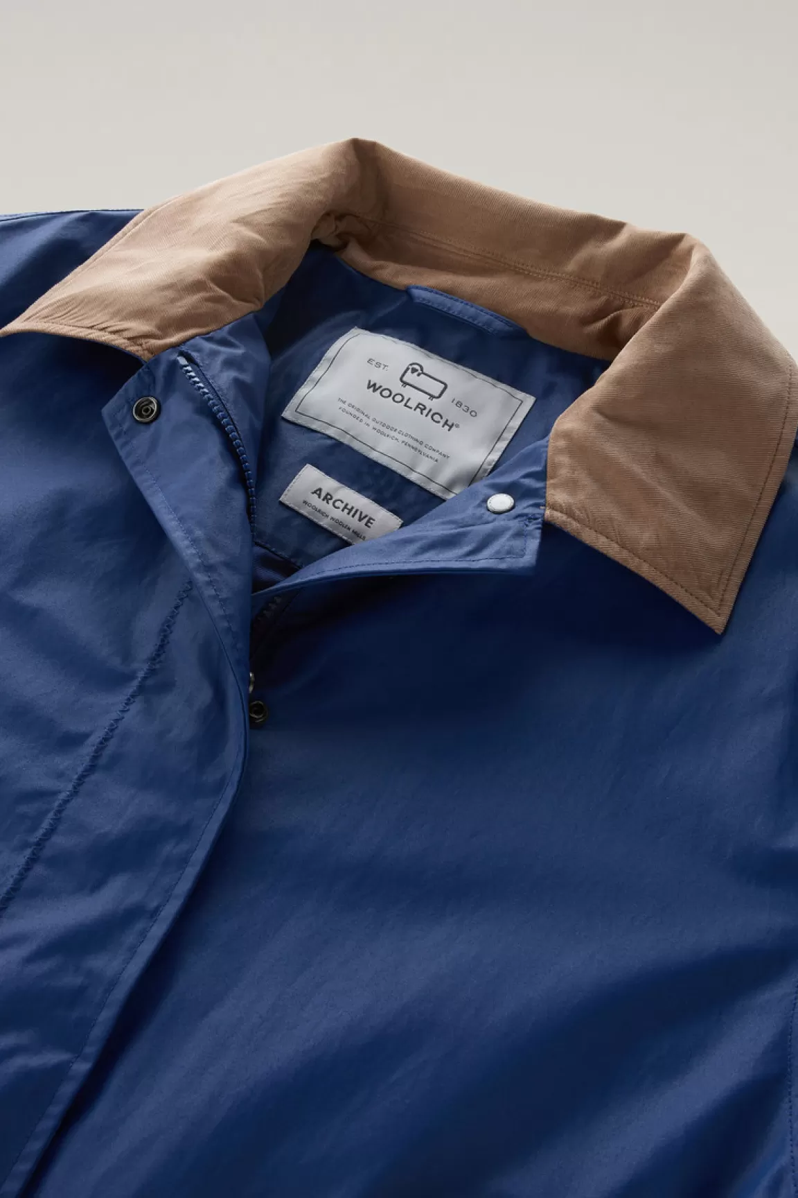 Woolrich Waxed Trenchcoat Van Een Mix Van Katoen En Nylon Met Puntkraag Twilight Blue Clearance